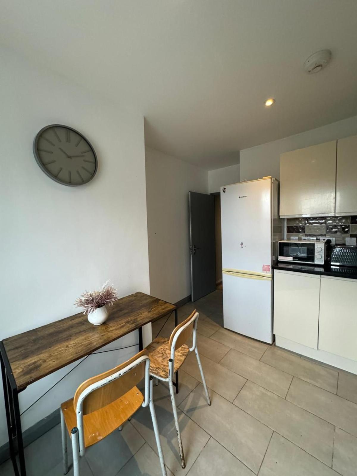 2 Bedroom Flat In Euston 2 Mins Away From Station, No Lift Лондон Екстериор снимка
