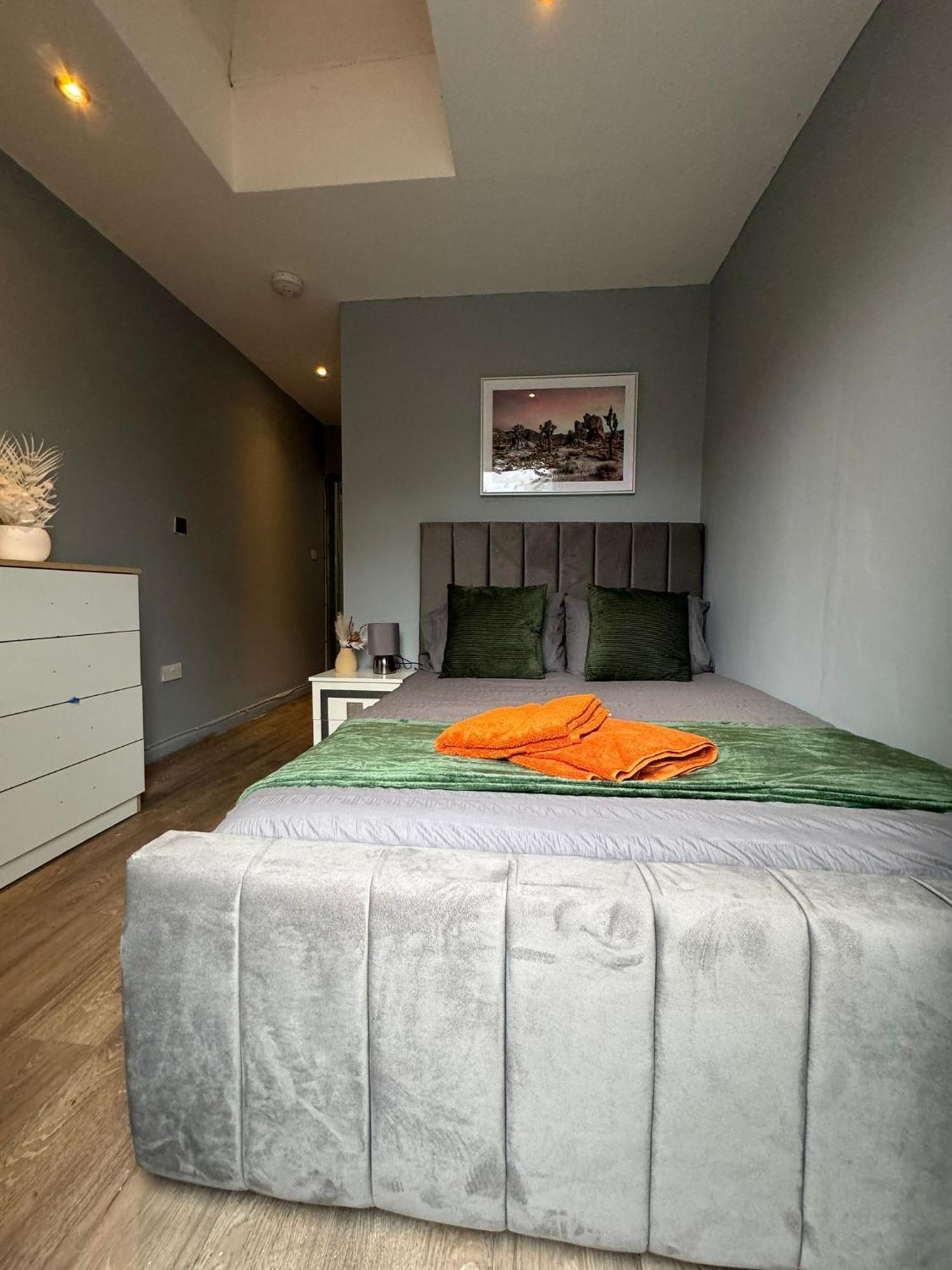 2 Bedroom Flat In Euston 2 Mins Away From Station, No Lift Лондон Екстериор снимка